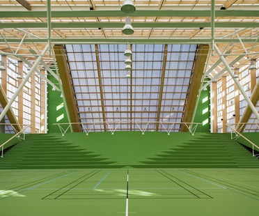 Campo sportivo con copertura in policarbonato, di Dorte Mandrup

