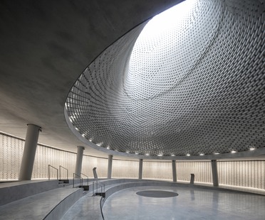 Il Mount Herzl Memorial Hall in mattoni di alluminio di Kimmel Eshkolot Architects 