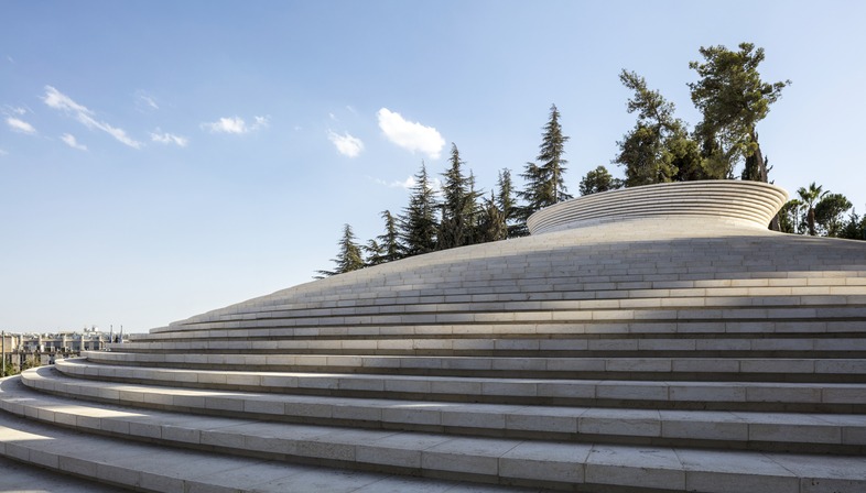 Il Mount Herzl Memorial Hall in mattoni di alluminio di Kimmel Eshkolot Architects 