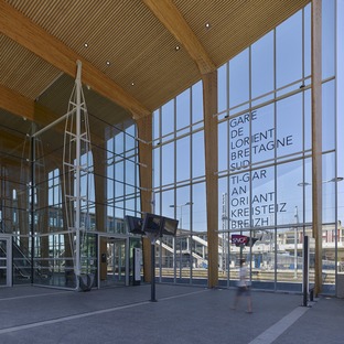 Stazione in legno lamellare e vetro, per la stazione LORIENT-BRETAGNE SUD di AREP