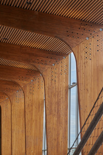 Stazione in legno lamellare e vetro, per la stazione LORIENT-BRETAGNE SUD di AREP