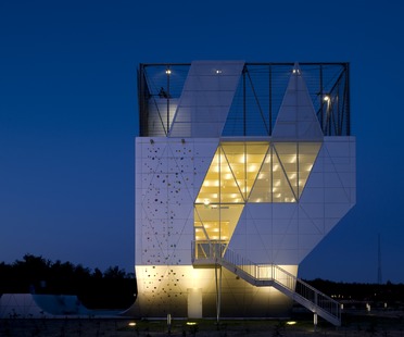 Una mini torre dello sport con facciata in alluminio di Dorte Mandrup