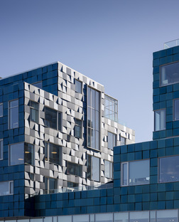L’International School di Copenhagen dalla facciata in pannelli solari di C.F. Møller Architects