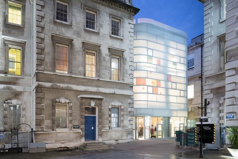 A Londra il Maggie’s Centre Barts di Steven Holl è in cemento vetro e bambù