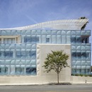 La nuova facciata in vetro sagomato del Gores Group HQ in California di Belzberg Architects
