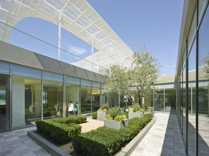 La nuova facciata in vetro sagomato del Gores Group HQ in California di Belzberg Architects