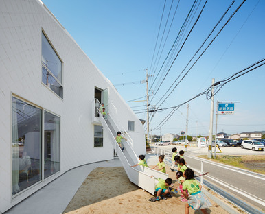 L’asilo per bambini a Okazaki di MAD in legno e tegole di asfalto
