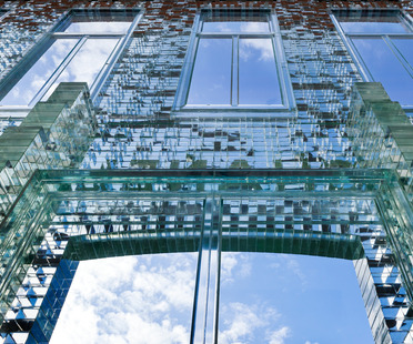 Crystal House di MVRDV: una facciata di mattoni di vetro.