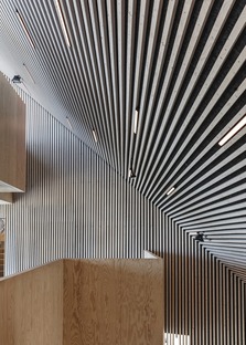La biblioteca di Tingbjerg, un progetto di COBE con facciata in baguettes di mattoni 