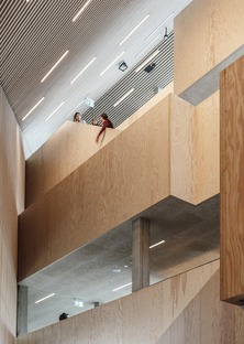 La biblioteca di Tingbjerg, un progetto di COBE con facciata in baguettes di mattoni 