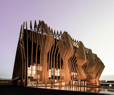 Lo Showpalast di GRAFT Architekten in legno e vetro