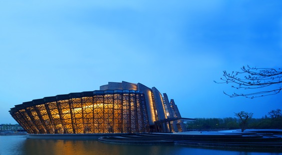 Il Wuzhen Theatre di mattoni acciaio e vetro di Kris Yao