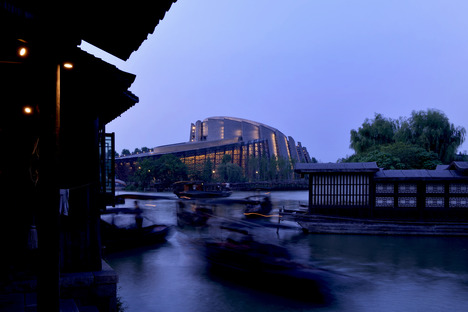 Il Wuzhen Theatre di mattoni acciaio e vetro di Kris Yao