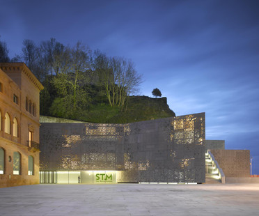La facciata di alluminio fuso per il museo di Nieto e Sobejano a San Sebastian