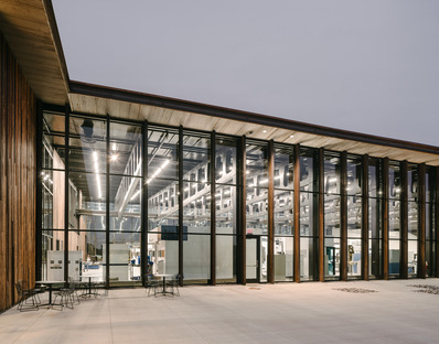 Smart factory realizzata in acciaio e legno carbonizzato