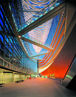 Archi di catenaria rovesci per il Tokyo International Forum di Viñoly.