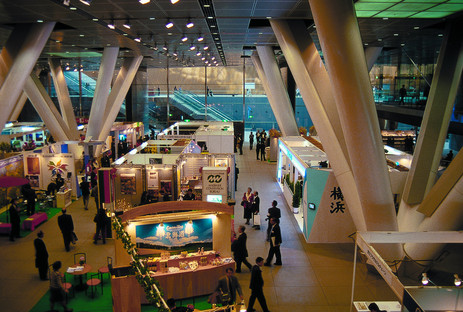 Archi di catenaria rovesci per il Tokyo International Forum di Viñoly.