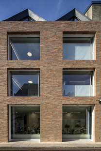 Tetto stile gambrel per gli uffici Ansdell di Seilern Architects
