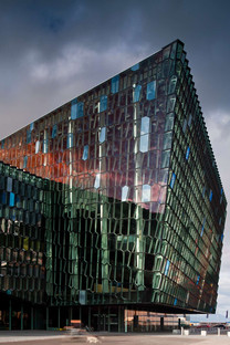 Facciata tridimensionale in acciaio e vetro dell’HARPA di Reykjavik