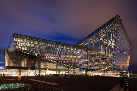 Facciata tridimensionale in acciaio e vetro dell’HARPA di Reykjavik