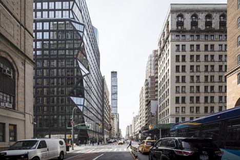 Edificio a Manhattan in cemento nero e vetro di OMA
