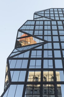 Edificio a Manhattan in cemento nero e vetro di OMA