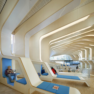 Biblioteca in legno gluelam a Vennesla di Helen & Hard architects