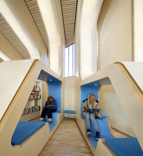 Biblioteca in legno gluelam a Vennesla di Helen & Hard architects