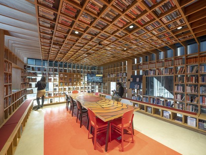 Gli interni della biblioteca locHal meccanica di Mecanoo