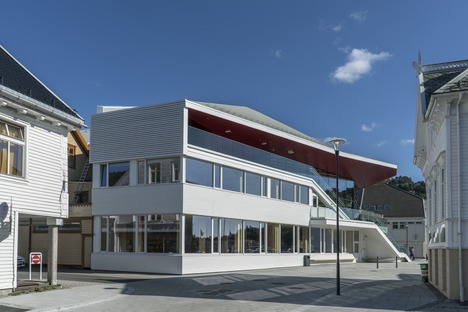 Il Flekkefjord Cultural center in legno e cemento armato