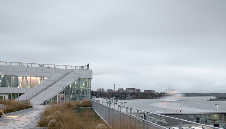Il Värtaterminalen di C.F. Møller Architects, in acciaio e vetro