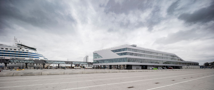 Il Värtaterminalen di C.F. Møller Architects, in acciaio e vetro