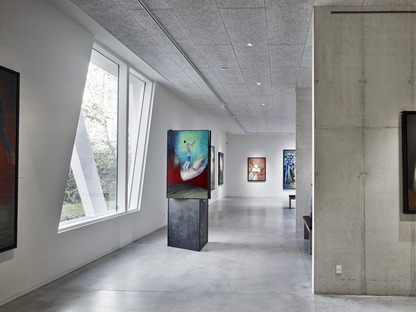 Una galleria sul lago realizzata in cemento armato da Henning Larsen