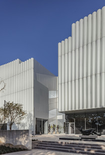 Il Nancy and Rich Kinder Museum con facciata in vetro e acrilico multistrato