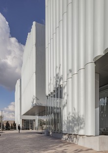 Il Nancy and Rich Kinder Museum con facciata in vetro e acrilico multistrato