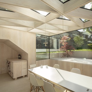 Un gioiello da giardino in legno e vetro di Tsuruta Architects
