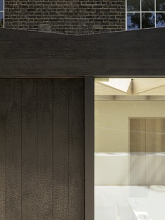Un gioiello da giardino in legno e vetro di Tsuruta Architects
