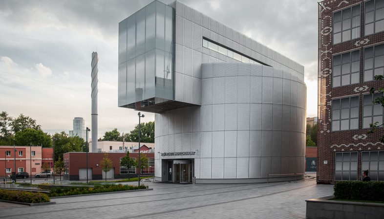 Il micro-museo degli impressionisti russi in cemento e alluminio perforato