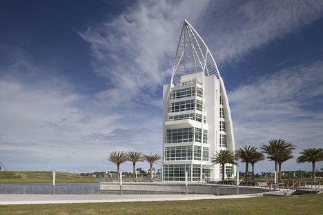 Una Torre di GWWO a Port Canaveral dalla facciata in vernice iridescente