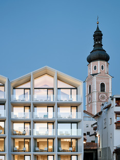 Ristrutturazione di un hotel in cemento, legno e vetro di Peter Pichler