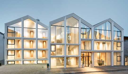 Ristrutturazione di un hotel in cemento, legno e vetro di Peter Pichler