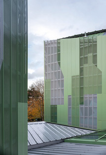 Ristrutturazione e ampliamento in cemento prefabbricato con facciata in alluminio microforato
