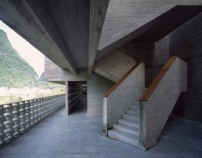 Un edificio in cemento e mattoni di cemento di Vector architects