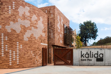 Un edificio di mattoni e legno di EMBT per il Centro Kàlida