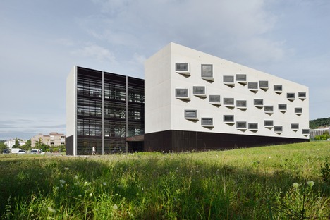 Campus universitario in vetro acciaio e cemento di Dekleva Gregoric architects