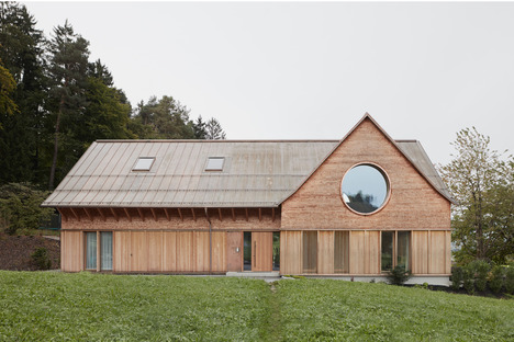 Casa in cemento e legno di Innauer Matt Architekten
