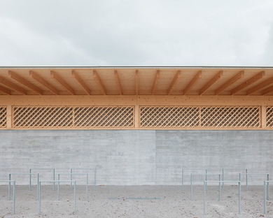 Stabilimento balneare lacustre in legno di Matt Innauer
