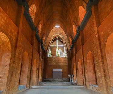 Chiesa con archi di catenaria in mattoni di terra cruda di Wallmakers