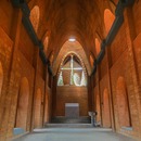 Chiesa con archi di catenaria in mattoni di terra cruda di Wallmakers