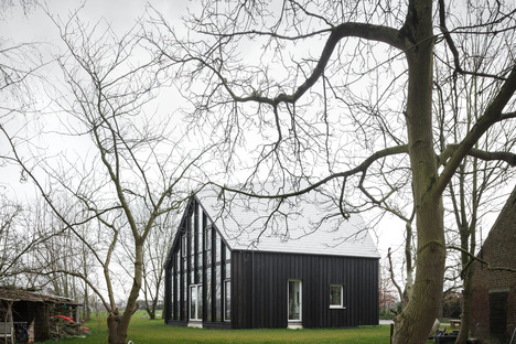 Una casa di legno, calce, canapa e paglia di NU Architectuur